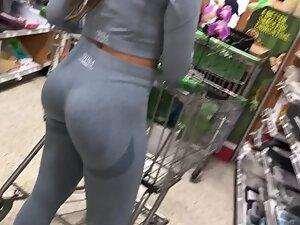 Thick girl looks sporty in her grey leggings Picture 4