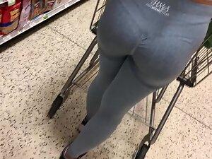 Thick girl looks sporty in her grey leggings Picture 8