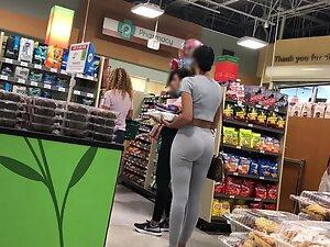 Hot booty and visible thong in supermarket Picture 4