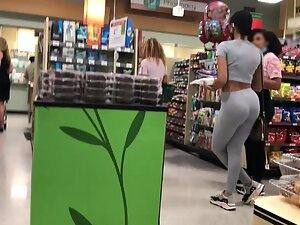 Hot booty and visible thong in supermarket Picture 5