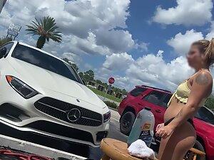 Hot girls washing cars in bikinis by the beach Picture 5