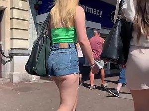 Shorts go too far up her butt crack Picture 3