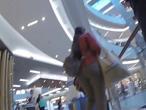 Upskirt of girl with awesome waist to ass ratio Picture 1