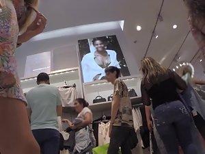 Upskirt of girl with awesome waist to ass ratio Picture 5