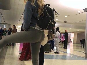 Inspecting hot bubbly booty while she waits for luggage Picture 5
