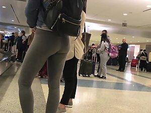 Inspecting hot bubbly booty while she waits for luggage Picture 6