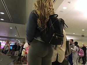 Inspecting hot bubbly booty while she waits for luggage