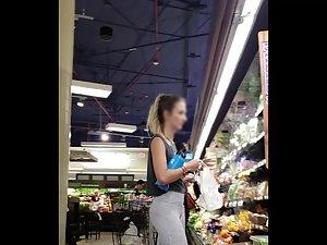 Fit girlfriend decides what food they buy Picture 2