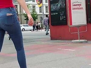 Terrific ass in tight blue jeans Picture 2