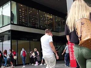 Terrific ass in tight blue jeans Picture 7