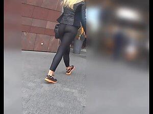 Perfect ass cheeks and thong in extra tight jeans Picture 4