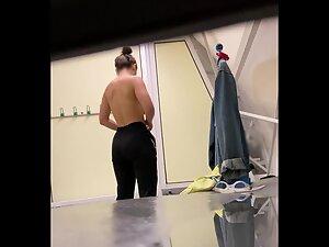 Voyeur peeps a stunning naked woman in locker room Picture 7