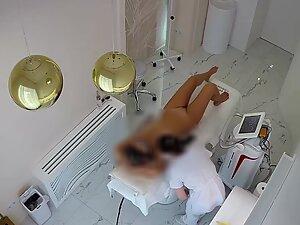 Hidden cam caught sexy blonde texting during depilation Picture 2