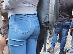 Goldilocks in tight jeans Picture 1