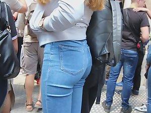 Goldilocks in tight jeans Picture 2