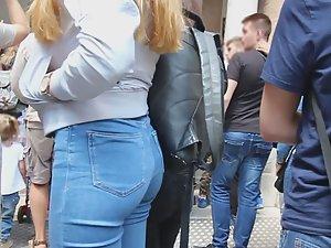 Goldilocks in tight jeans Picture 3