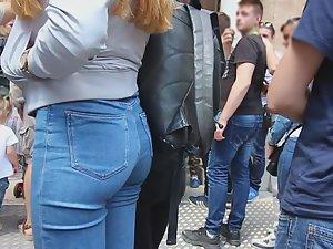 Goldilocks in tight jeans Picture 4