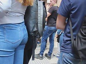 Goldilocks in tight jeans Picture 5