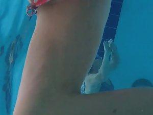 Milf in the swimming pool Picture 1