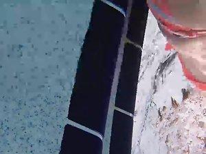 Milf in the swimming pool Picture 6