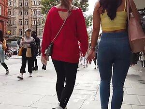 Tight ass fills jeans to maximum capacity Picture 1