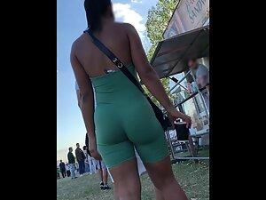 Juicy bubble butt in tight green onesie Picture 1