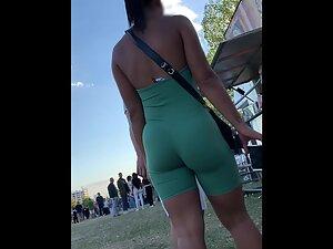 Juicy bubble butt in tight green onesie Picture 2