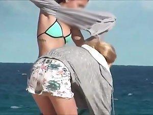 Fantastic ass of a girl in a thong bikini Picture 2