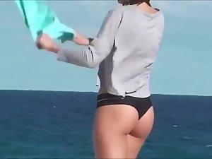 Fantastic ass of a girl in a thong bikini Picture 5
