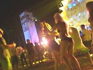 Sluts dancing together on a beach party Picture 5