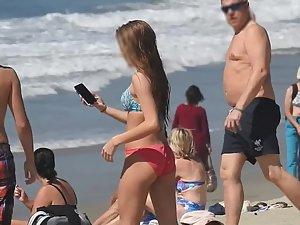 Beach girl caught in a very sexy pose Picture 3