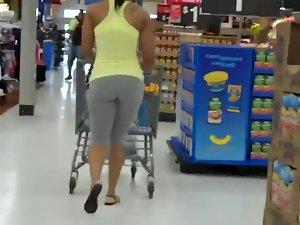 Shaky big ass followed in a supermarket Picture 5