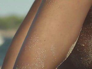 Zooming on camel toe and pussy slip Picture 5