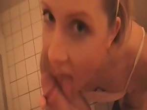 Great standing sex in the bathroom Picture 1