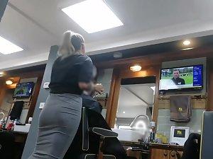 Secretly filming a hot hairdresser in salon Picture 8