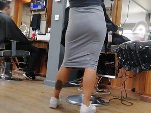 Secretly filming a hot hairdresser in salon