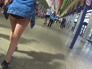 Hot blonde can't hide her pretty ass Picture 3