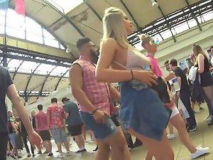 Hot blonde can't hide her pretty ass Picture 6