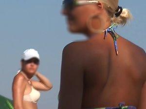 Sexy blonde can't resist the music on beach Picture 3
