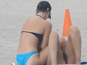 Voyeur caught lesbians fingering pussy on beach Picture 3