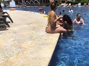 Bunch of hot butts in and by the swimming pool Picture 8