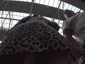 Hot ass under a short dress with leopard pattern Picture 1