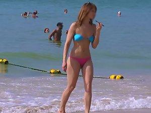 Voyeur checks out a fit girl on the beach Picture 8