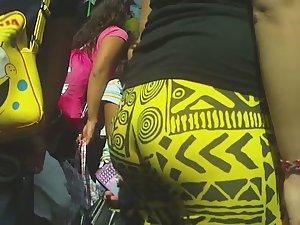 Cocky girl in tight yellow leggings Picture 4