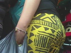 Cocky girl in tight yellow leggings Picture 5