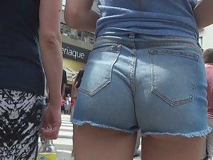 Delicious young ass cheeks in cutoffs Picture 4