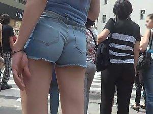Delicious young ass cheeks in cutoffs Picture 5
