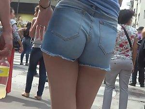 Delicious young ass cheeks in cutoffs Picture 6
