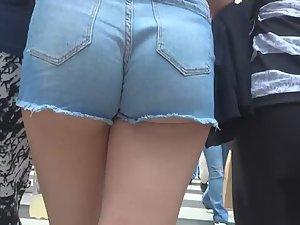 Delicious young ass cheeks in cutoffs Picture 7