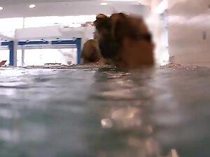 Water massage for horny pussy in swimming pool Picture 3